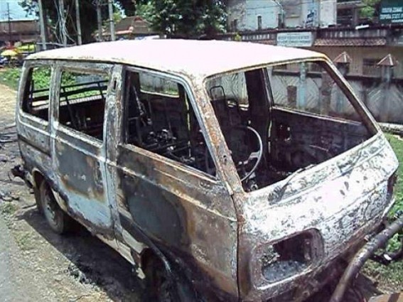 Maruti Van sat on fire Maruti Van sat on fire